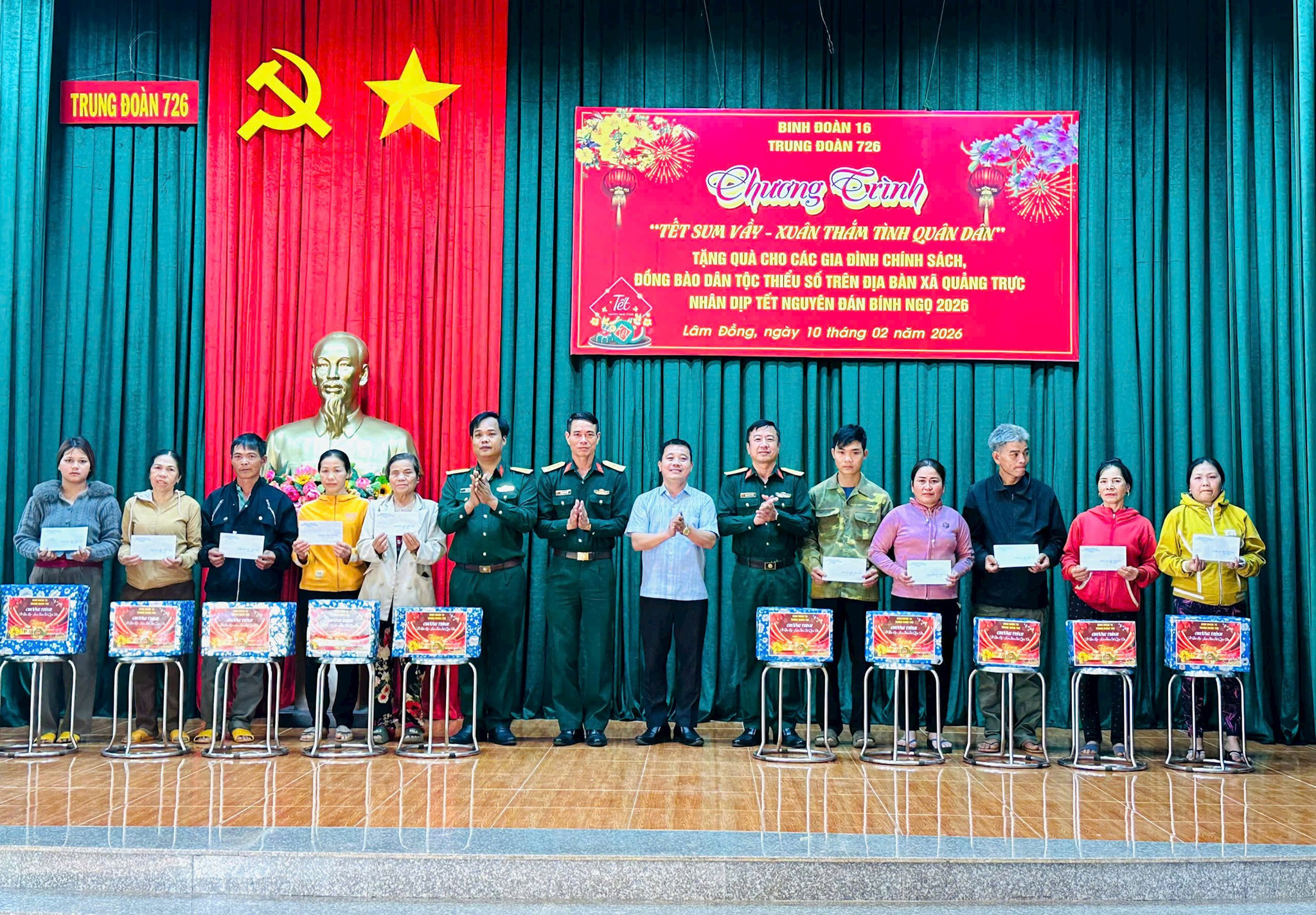 dai-dien-cac-don-vi-trao-qua-tang-cac-gia-dinh-chinh-sach-ho-ngheo-dong-bao-dan-toc-thieu-so-tren-dia-ban-xa-quang-truc.jpg