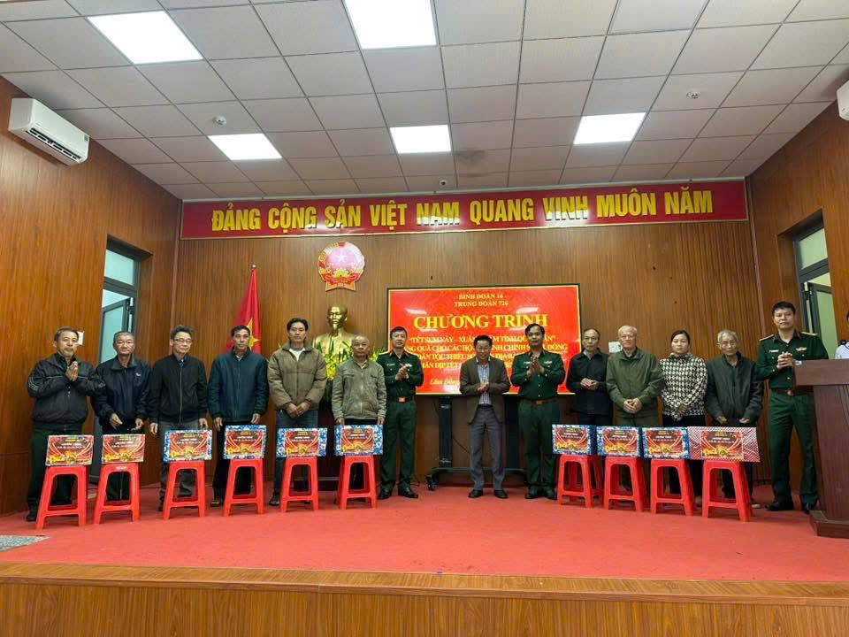dai-dien-cac-don-vi-trao-qua-tang-cac-gia-dinh-chinh-sach-ho-ngheo-dong-bao-dan-toc-thieu-so-tren-dia-ban-xa-tuy-duc.jpg