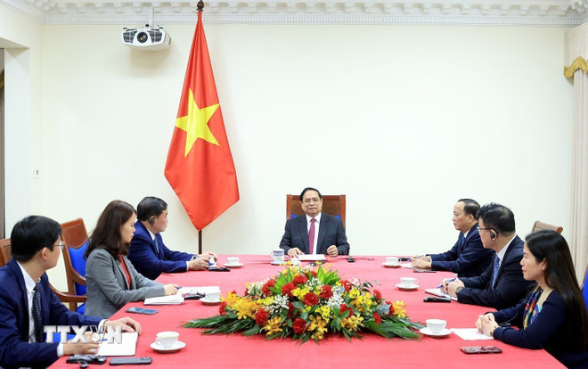 ttxvn-thu-tuong-pham-minh-chinh-dien-dam-voi-thu-tuong-singapore-1002-2.jpg