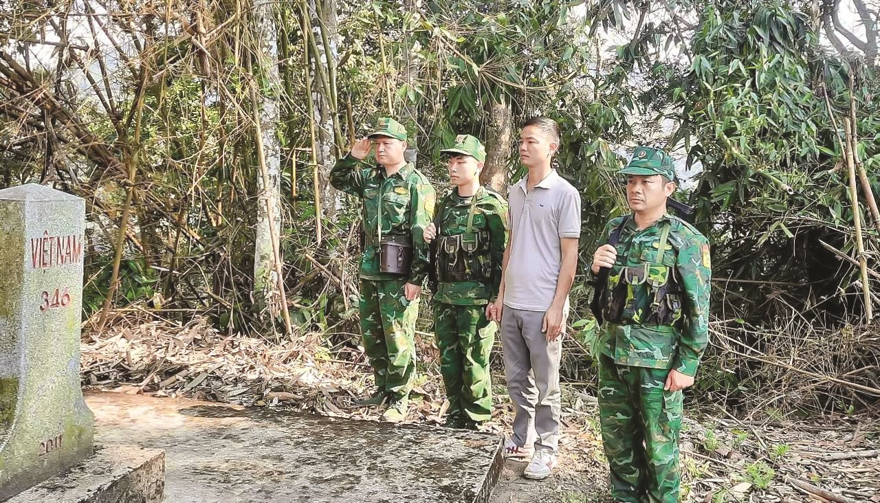 khi-nguoi-tre-tu-nguyen-bao-ve-cot-moc-vung-bien-1-.jpg