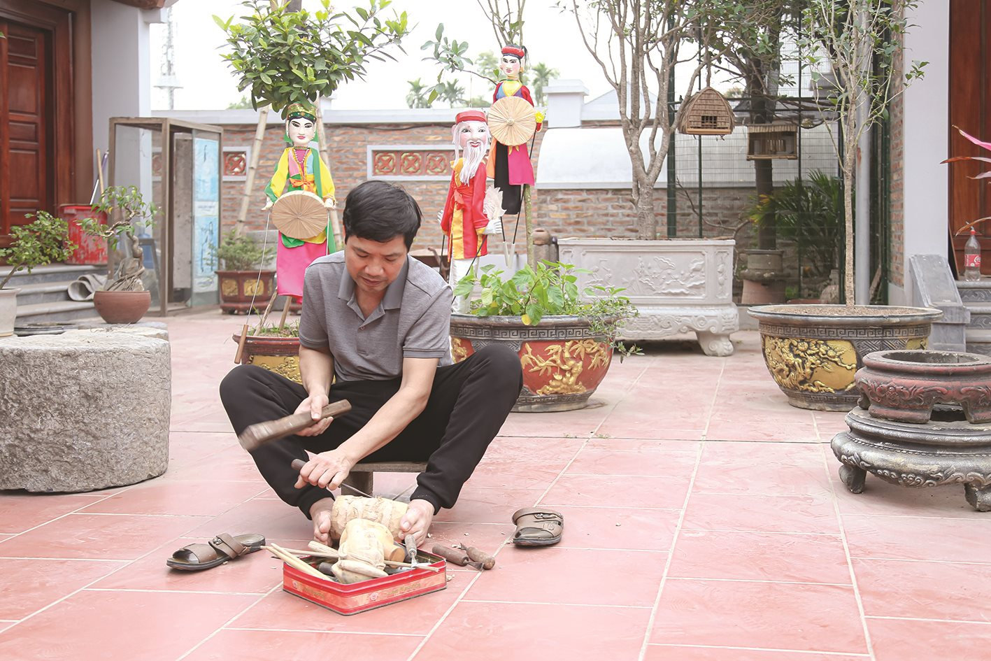 nghe-nhan-pham-cong-bang-cham-chu-lam-cac-con-roi.jpg