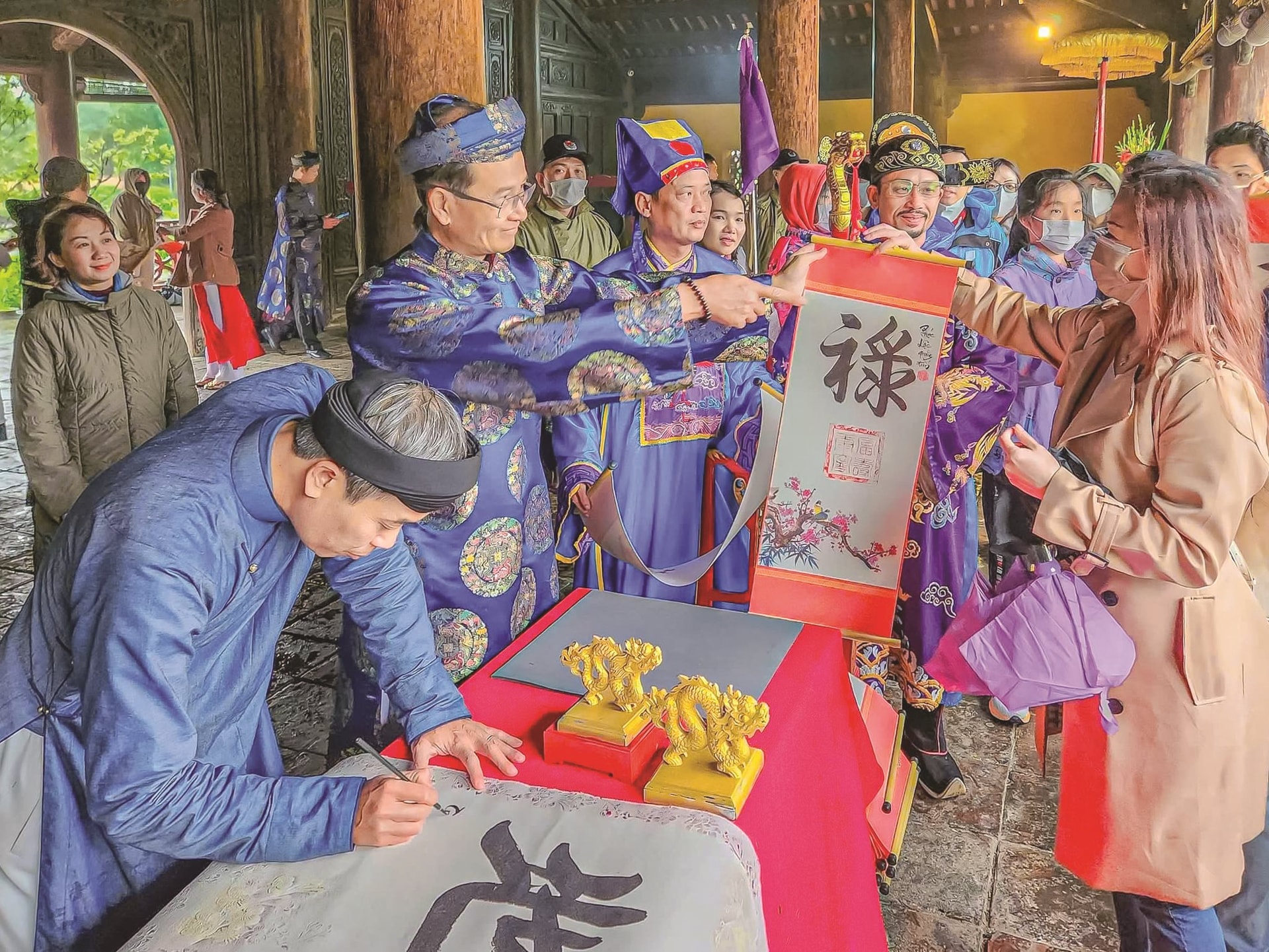 nguoi-dan-den-xin-chu-dau-nam-tai-hoang-thanh-hue-1-.jpg