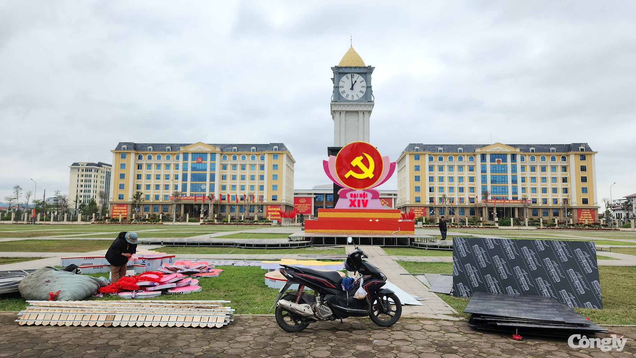 W_cum-tieu-canh-trang-tri-truoc-cong-tinh-uy-bac-ninh-da-duoc-don-vi-thi-cong-trong-trang-tri-cac-diem-hoa-chao-don-tet-nguyen-dan-binh-ngo-2026-tai-phuong-tan-tien-1.jpg