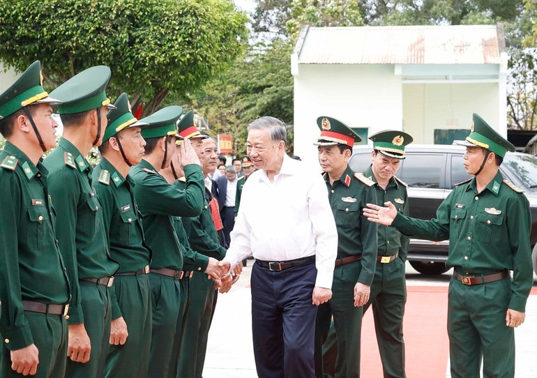 vna-potal-tong-bi-thu-to-lam-bi-thu-quan-uy-trung-uong-tham-chuc-tet-can-bo-chien-sy-don-bien-phong-ea-hleo-8586544.jpg