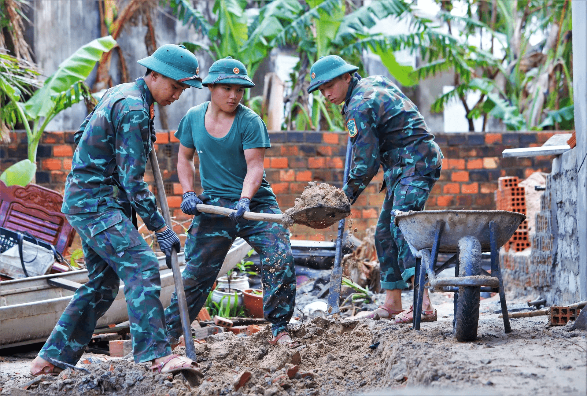 bo-doi-xay-nha-giup-dan8-144231_251.png