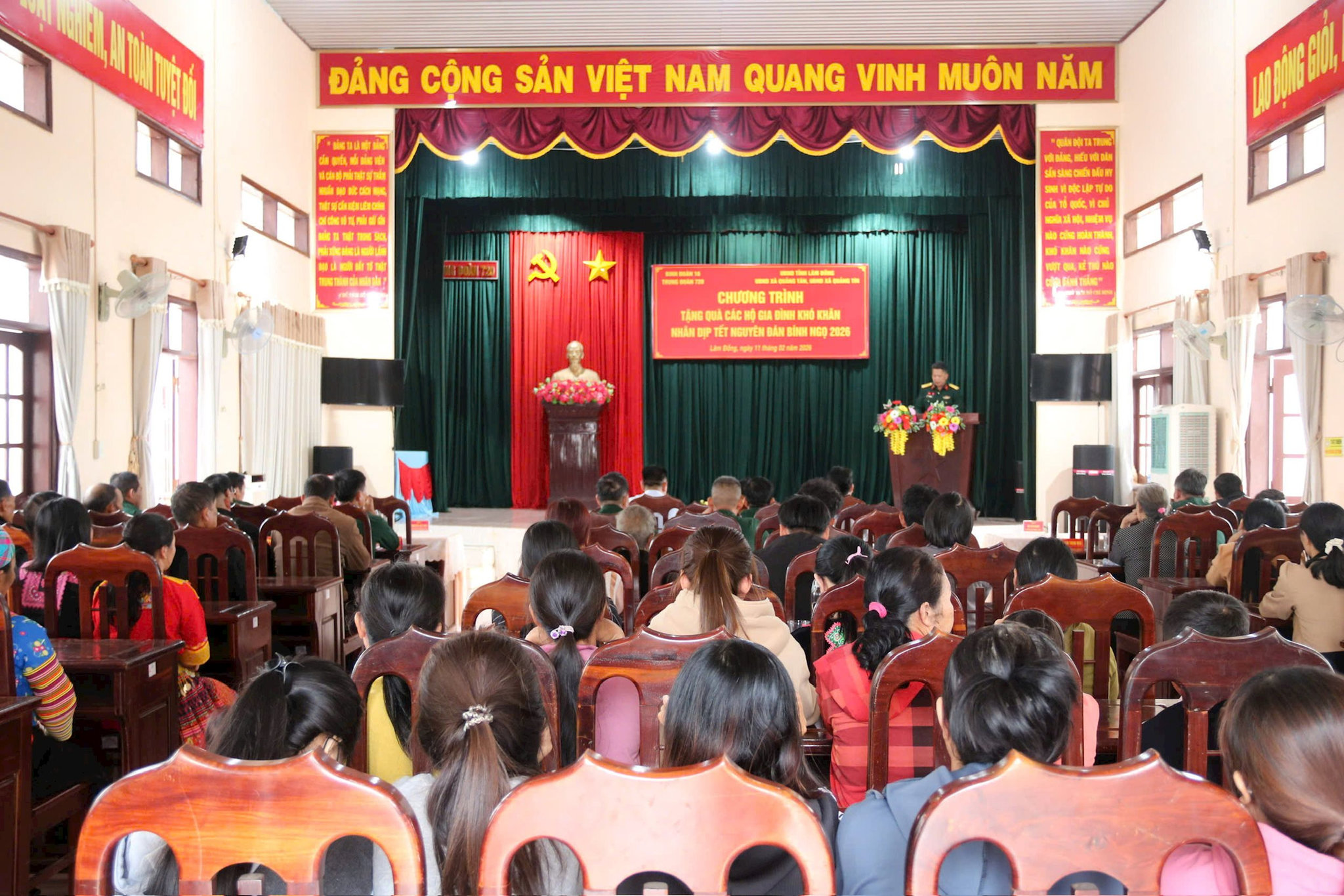quang-canh-chuong-trinh-trao-qua-tang-cac-ho-gia-dinh-kho-khan-nhan-dip-tet-nguyen-dan-binh-ngo.jpg