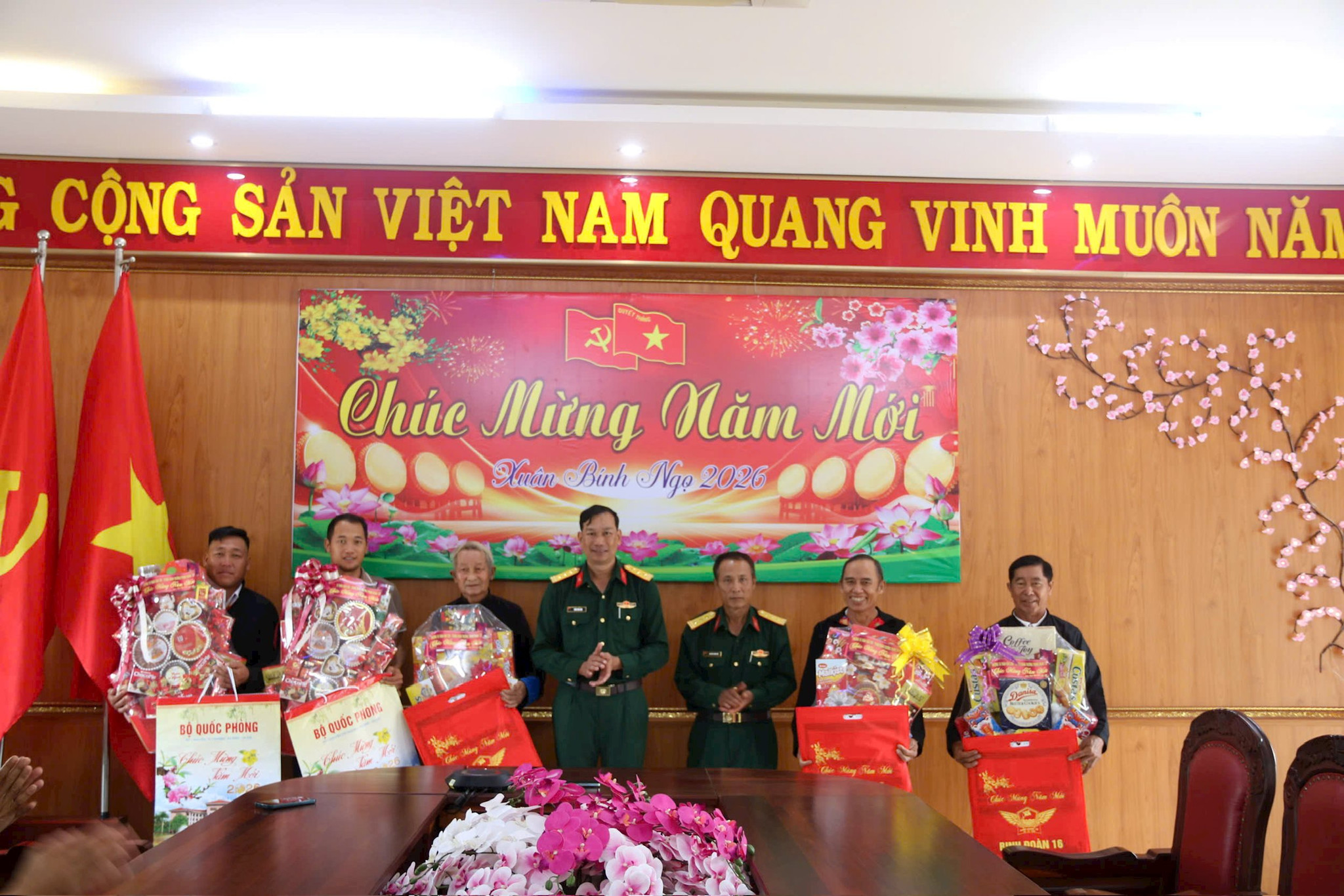 thuong-ta-tran-van-son-trao-qua-tang-cac-gia-lang-truong-ban.jpg