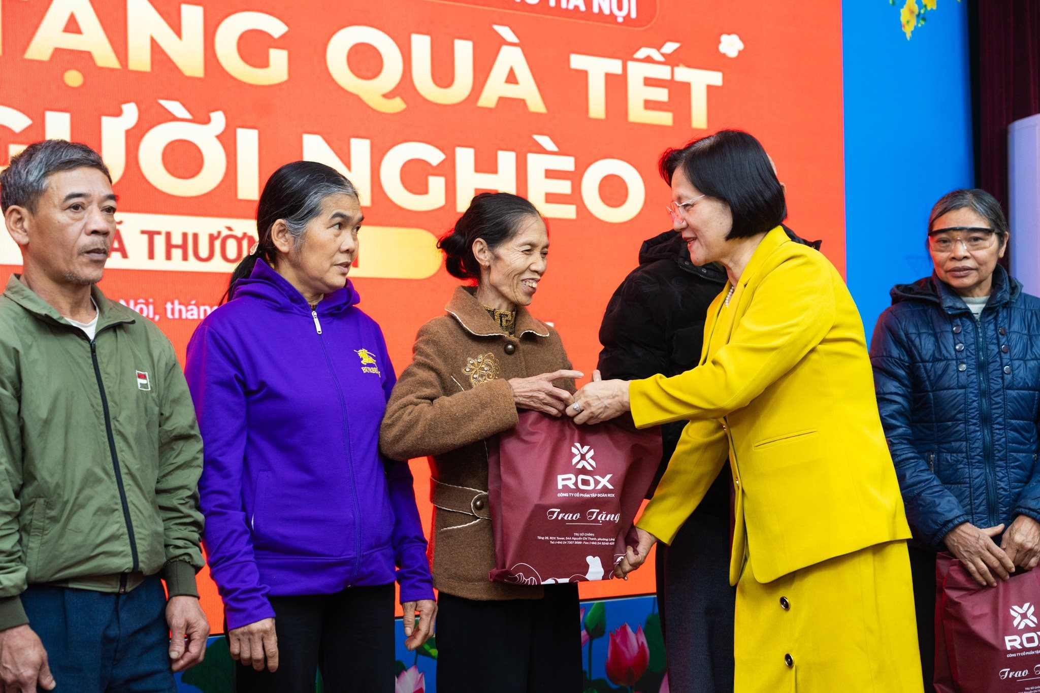 anh-2-rox-trao-qua.jpg