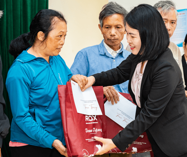 anh-3-rox-trao-qua(1).png