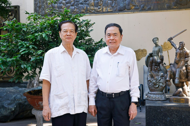 Chủ tịch Quốc hội Trần Thanh Mẫn tới thăm, chúc Tết nguyên Thủ tướng Chính phủ Nguyễn Tấn Dũng. Ảnh: Doãn Tấn/TTXVN 3.jpg