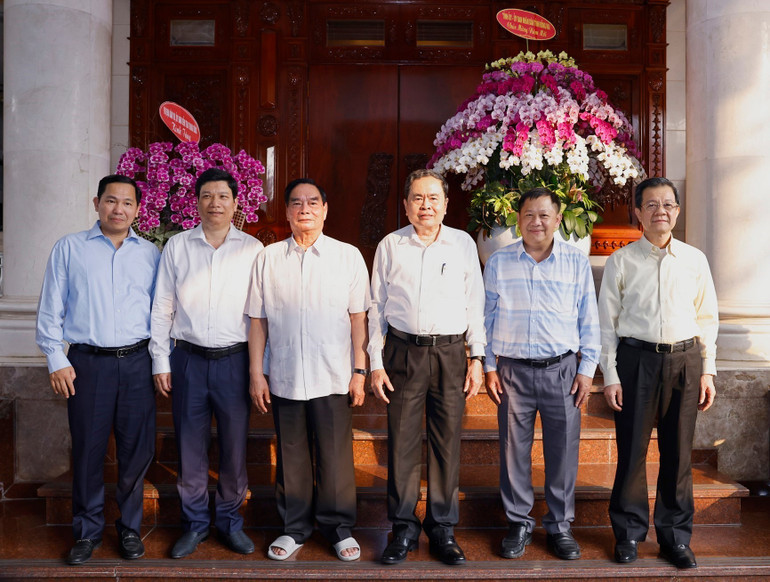 Chủ tịch Quốc hội Trần Thanh Mẫn tới thăm, chúc Tết nguyên Thường trực Ban Bí thư, Đại tướng Lê Hồng Anh. Ảnh: Doãn Tấn/TTXVN 4.jpg