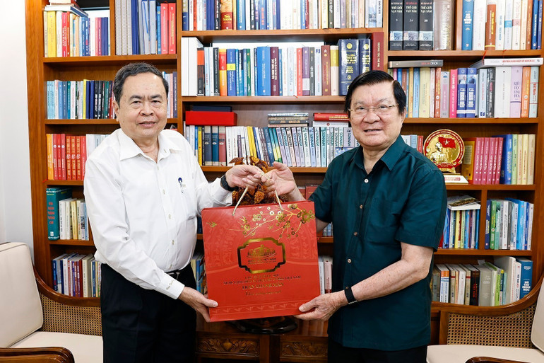 Chủ tịch Quốc hội Trần Thanh Mẫn tới thăm, chúc Tết nguyên Chủ tịch nước Trương Tấn Sang. Ảnh: Doãn Tấn/TTXVN 2.jpg