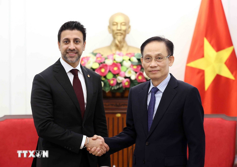 Bộ trưởng Bộ Ngoại giao Lê Hoài Trung tiếp Bộ trưởng Bộ Thương mại Quốc tế Canada Maninder Sidhu. (Ảnh: An Đăng/TTXVN)