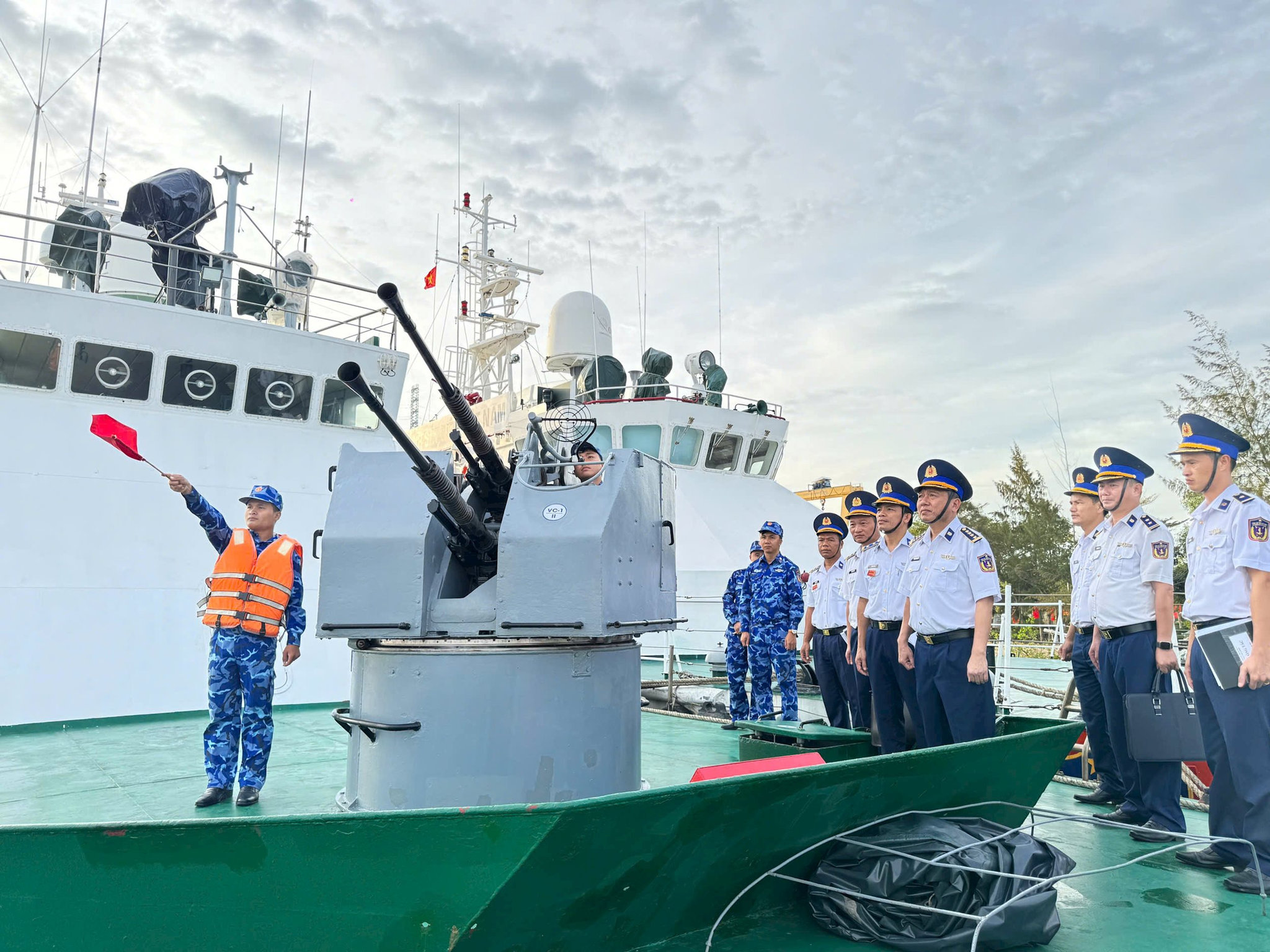 2.-doan-cong-tac-kiem-tra-cong-tac-sscd-tai-tau-csb-2003-hai-doi-421-hai-doan-42.jpg