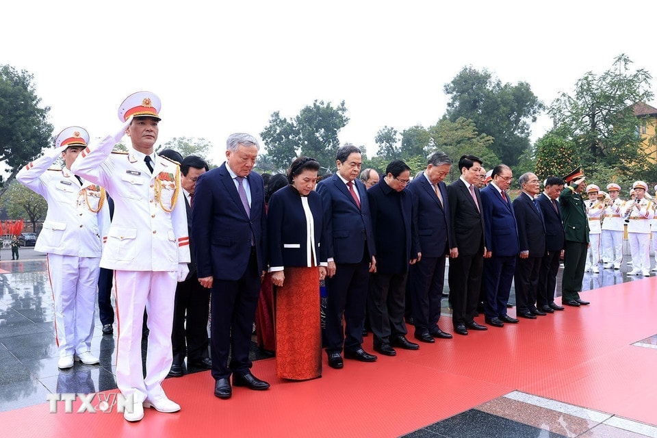 Đoàn đại biểu lãnh đạo Đảng, Nhà nước đặt vòng hoa tại Đài Tưởng niệm các Anh hùng liệt sỹ. (Ảnh: Tuấn Anh/TTXVN)