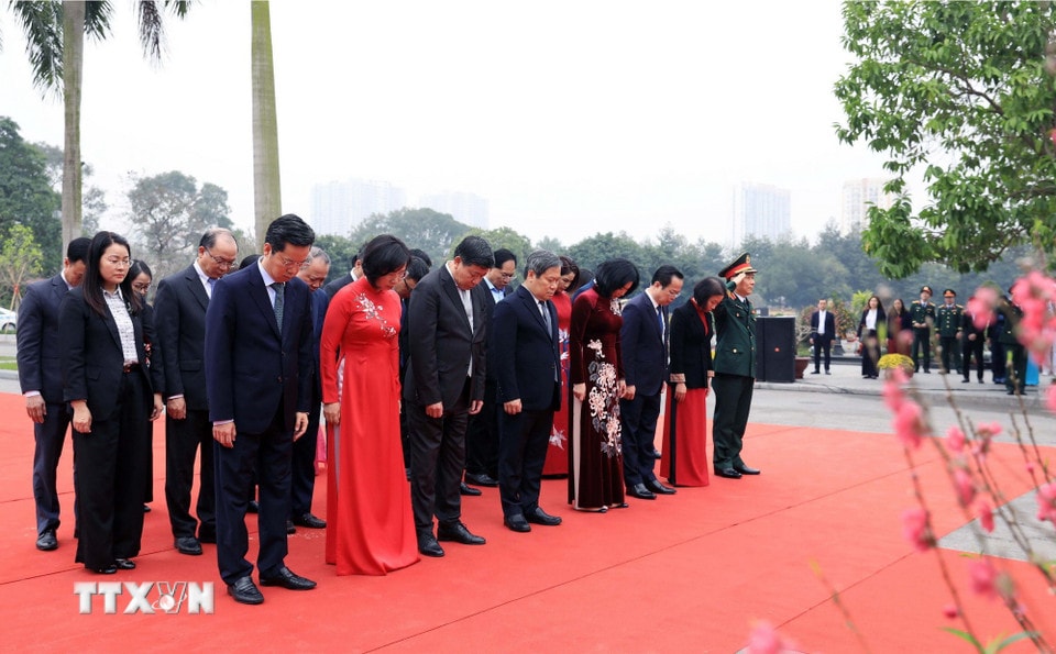 Đoàn đại biểu Thành ủy, Hội đồng Nhân dân, Ủy ban Nhân dân, Ủy ban Mặt trận Tổ quốc Việt Nam thành phố Hà Nội đặt vòng hoa, dâng hương tưởng nhớ các vị tiền bối cách mạng và các Anh hùng, liệt sỹ tại Nghĩa trang Mai Dịch. (Ảnh: Văn Điệp/TTXVN)