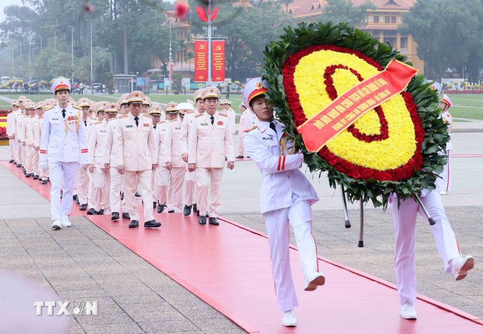 Đoàn đại biểu Đảng ủy Công an Trung ương, Bộ Công an đến đặt vòng hoa và vào Lăng viếng Chủ tịch Hồ Chí Minh. (Ảnh: An Đăng/TTXVN)