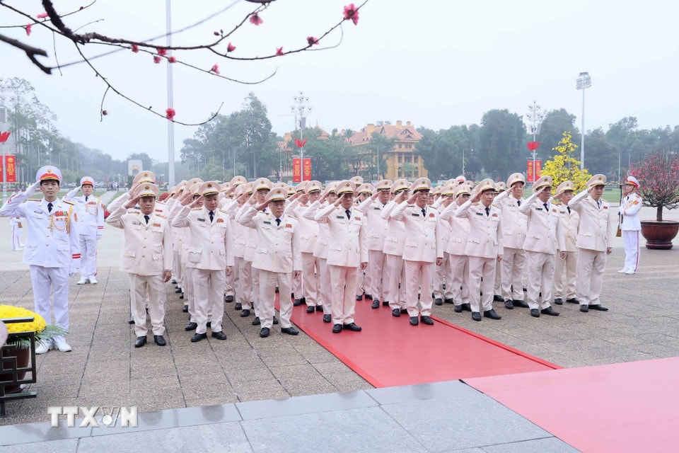 Đoàn đại biểu Đảng ủy Công an Trung ương, Bộ Công an thành kính tưởng niệm Chủ tịch Hồ Chí Minh. (Ảnh: An Đăng/TTXVN)