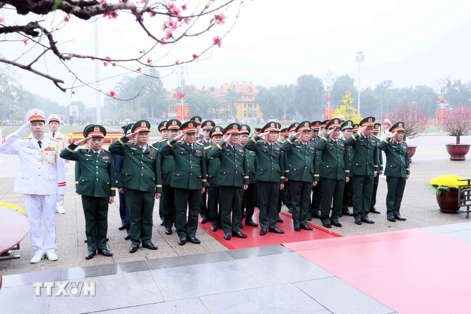 Đoàn đại biểu Quân ủy Trung ương, Bộ Quốc phòng thành kính tưởng niệm Chủ tịch Hồ Chí Minh. (Ảnh: An Đăng/TTXVN)