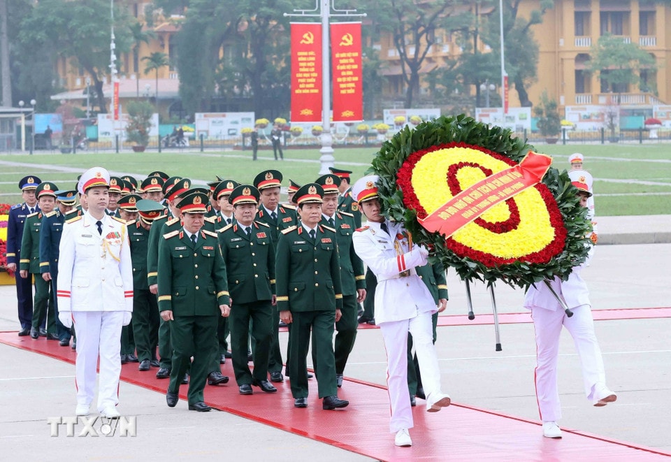 Đoàn đại biểu Quân ủy Trung ương, Bộ Quốc phòng đến đặt vòng hoa và vào Lăng viếng Chủ tịch Hồ Chí Minh. (Ảnh: An Đăng/TTXVN)