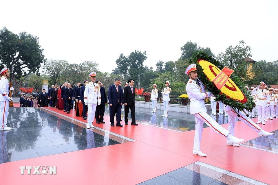 Đoàn đại biểu lãnh đạo Đảng, Nhà nước đặt vòng hoa tại Đài Tưởng niệm các Anh hùng liệt sỹ. (Ảnh: Tuấn Anh/TTXVN)