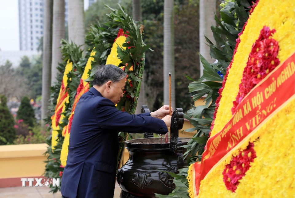 Nhân dịp Tết Nguyên đán Bính Ngọ, sáng 13/2/2026, Đoàn đại biểu lãnh đạo Đảng, Nhà nước, Ủy ban Trung ương Mặt trận Tổ quốc Việt Nam và thành phố Hà Nội đến đặt vòng hoa, dâng hương tưởng niệm các vị tiền bối cách mạng và các Anh hùng, Liệt sỹ tại Nghĩa trang Mai Dịch (Hà Nội). Trong ảnh: Tổng Bí thư Tô Lâm dâng hương tưởng niệm các vị tiền bối cách mạng và các Anh hùng, Liệt sỹ tại Nghĩa trang Mai Dịch, Hà Nội. (Ảnh: Văn Điệp/TTXVN)