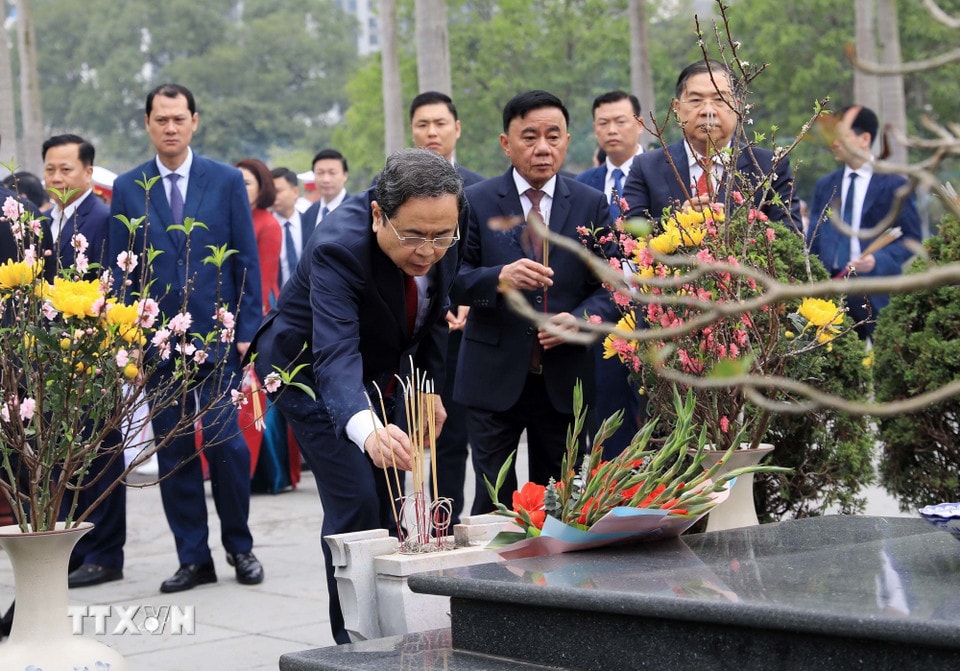 Chủ tịch Quốc hội Trần Thanh Mẫn dâng hương tưởng niệm các vị tiền bối cách mạng và các Anh hùng, Liệt sỹ tại Nghĩa trang Mai Dịch. (Ảnh: Văn Điệp/TTXVN)