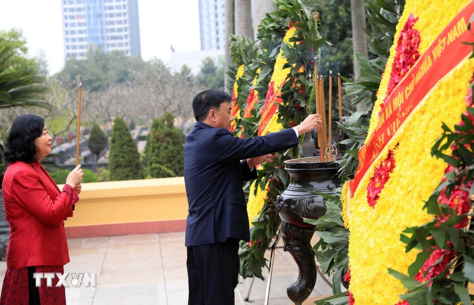 Thường trực Ban Bí thư Trần Cẩm Tú dâng hương tưởng niệm các vị tiền bối cách mạng và các Anh hùng, Liệt sỹ tại Nghĩa trang Mai Dịch, Hà Nội. (Ảnh: Văn Điệp/TTXVN)