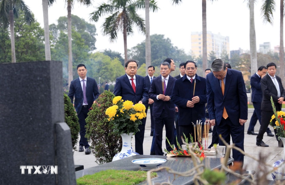 Tổng Bí thư Tô Lâm dâng hương tưởng niệm các vị tiền bối cách mạng và các Anh hùng, Liệt sỹ tại Nghĩa trang Mai Dịch, Hà Nội. (Ảnh: Văn Điệp/TTXVN)