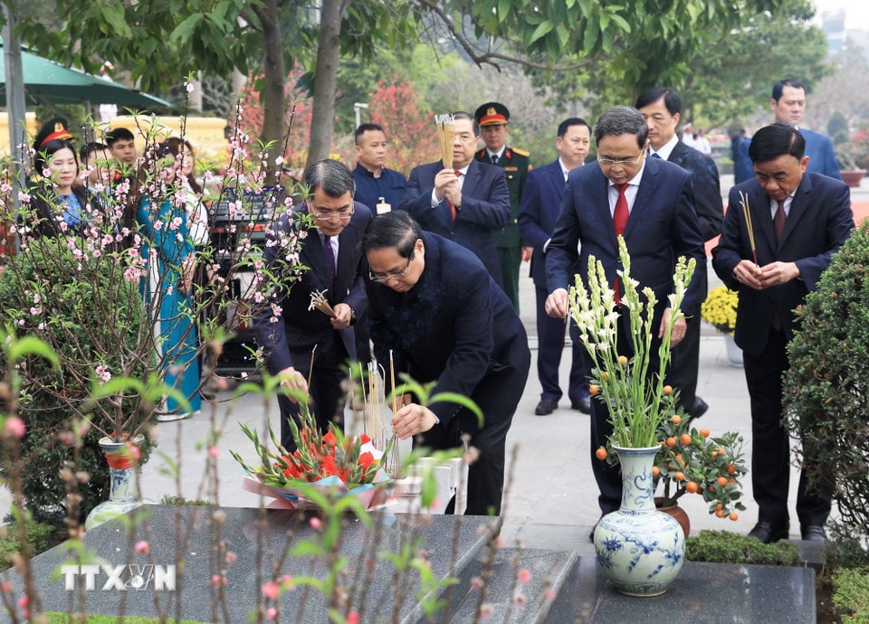 Thủ tướng Phạm Minh Chính dâng hương tưởng niệm các vị tiền bối cách mạng và các Anh hùng, Liệt sỹ tại Nghĩa trang Mai Dịch, Hà Nội. (Ảnh: Văn Điệp/TTXVN)