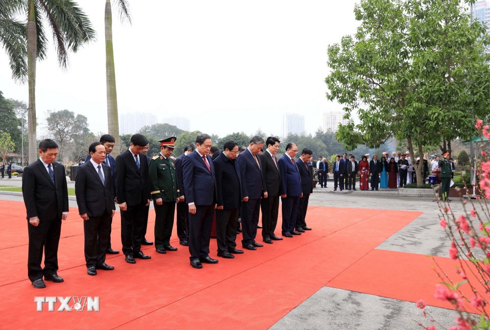 Đoàn đại biểu lãnh đạo Đảng, Nhà nước, Ủy ban Trung ương Mặt trận Tổ quốc Việt Nam dâng hương tưởng niệm các vị tiền bối cách mạng và các Anh hùng, liệt sỹ tại Nghĩa trang Mai Dịch. (Ảnh: Văn Điệp/TTXVN)