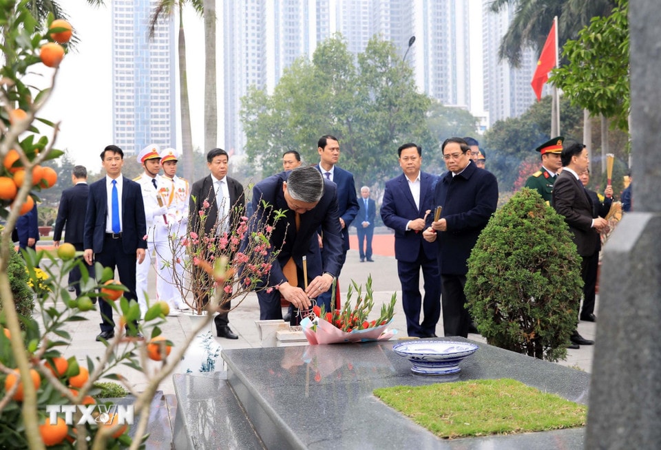 Tổng Bí thư Tô Lâm dâng hương tưởng niệm các vị tiền bối cách mạng và các Anh hùng, Liệt sỹ tại Nghĩa trang Mai Dịch, Hà Nội. (Ảnh: Văn Điệp/TTXVN)