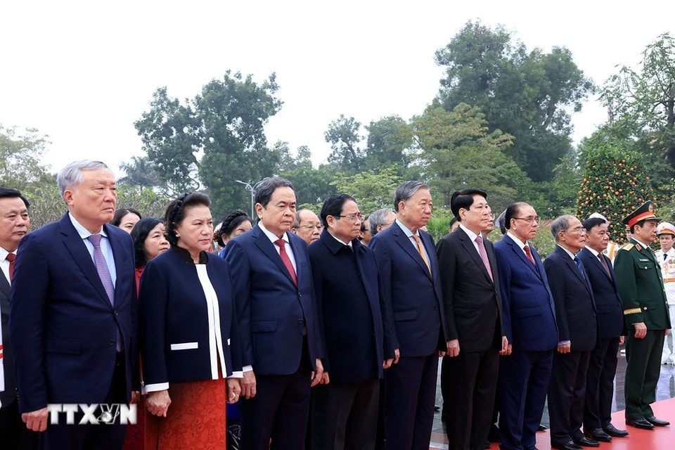 Đoàn đại biểu lãnh đạo Đảng, Nhà nước đặt vòng hoa tại Đài Tưởng niệm các Anh hùng liệt sỹ. (Ảnh: Tuấn Anh/TTXVN)