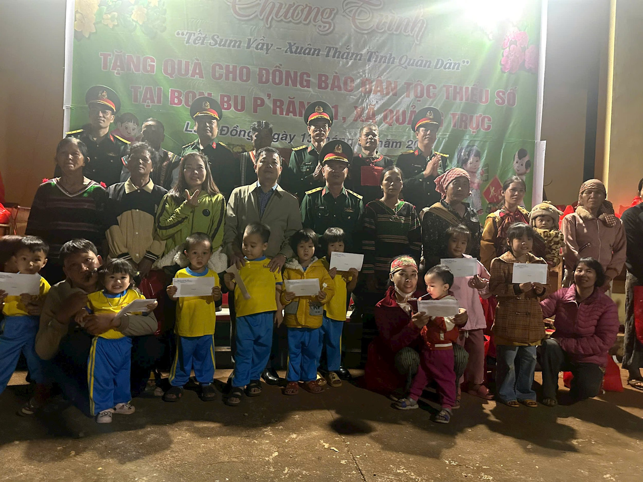 dai-dien-cac-don-vi-trao-qua-tang-cac-ho-gia-dinh-kho-khan-nhan-dip-tet-nguyen-dan-binh-ngo.jpg