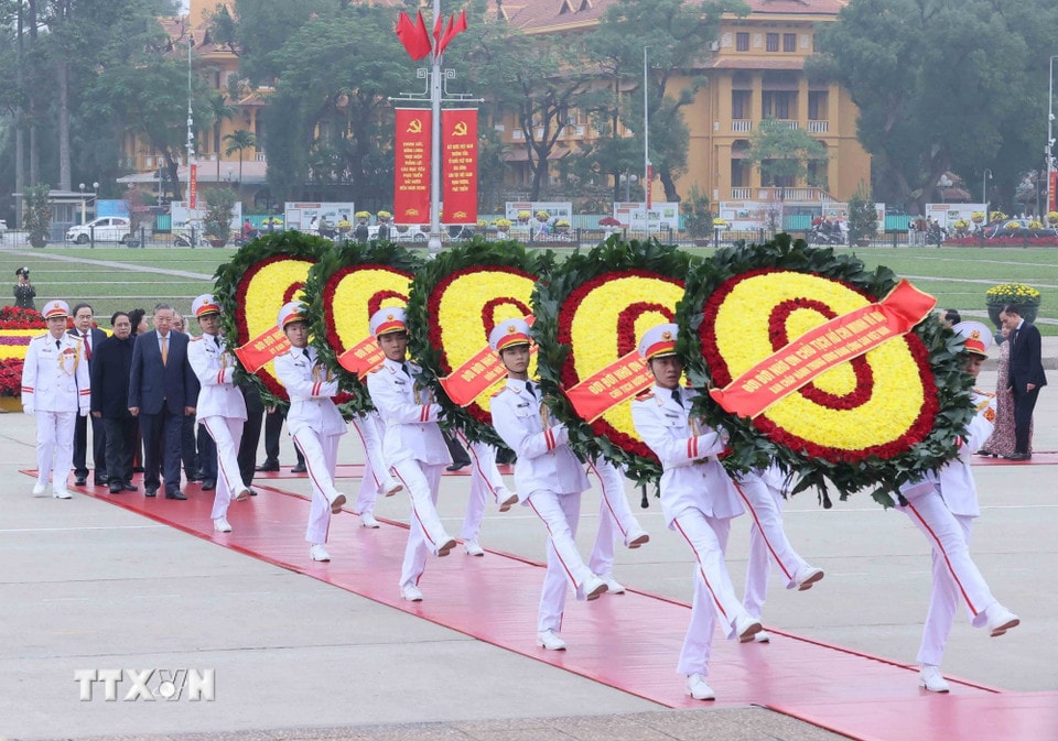 Đoàn đại biểu Ban Chấp hành Trung ương Đảng, Chủ tịch nước, Quốc hội, Chính phủ, Ủy ban Trung ương Mặt trận Tổ quốc Việt Nam đến đặt vòng hoa, vào Lăng viếng Chủ tịch Hồ Chí Minh. (Ảnh: An Đăng/TTXVN)
