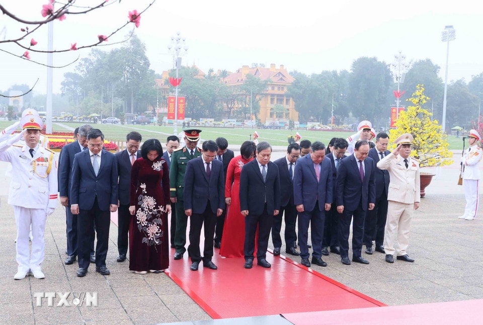 Đoàn đại biểu Thành ủy, Hội đồng Nhân dân, Ủy ban Nhân dân, Ủy ban Mặt trận Tổ quốc Việt Nam thành phố Hà Nội thành kính tưởng niệm Chủ tịch Hồ Chí Minh. (Ảnh: An Đăng/TTXVN)