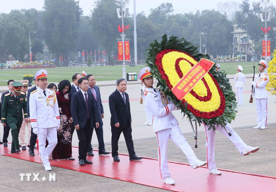 Đoàn đại biểu Thành ủy, HĐND, UBND, Ủy ban Mặt trận Tổ quốc Việt Nam thành phố Hà Nội vào Lăng viếng Chủ tịch Hồ Chí Minh. (Ảnh: An Đăng/TTXVN)