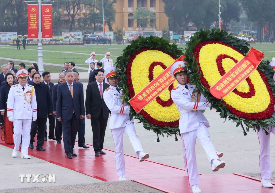 Nhân dịp Tết Nguyên đán Bính Ngọ 2026, sáng 13/2/2026, Đoàn đại biểu Ban Chấp hành Trung ương Đảng, Chủ tịch nước, Quốc hội, Chính phủ, Ủy ban Trung ương Mặt trận Tổ quốc Việt Nam, các Bộ, ban, ngành và thành phố Hà Nội đến đặt vòng hoa và vào Lăng viếng Chủ tịch Hồ Chí Minh. (Ảnh: An Đăng/TTXVN)