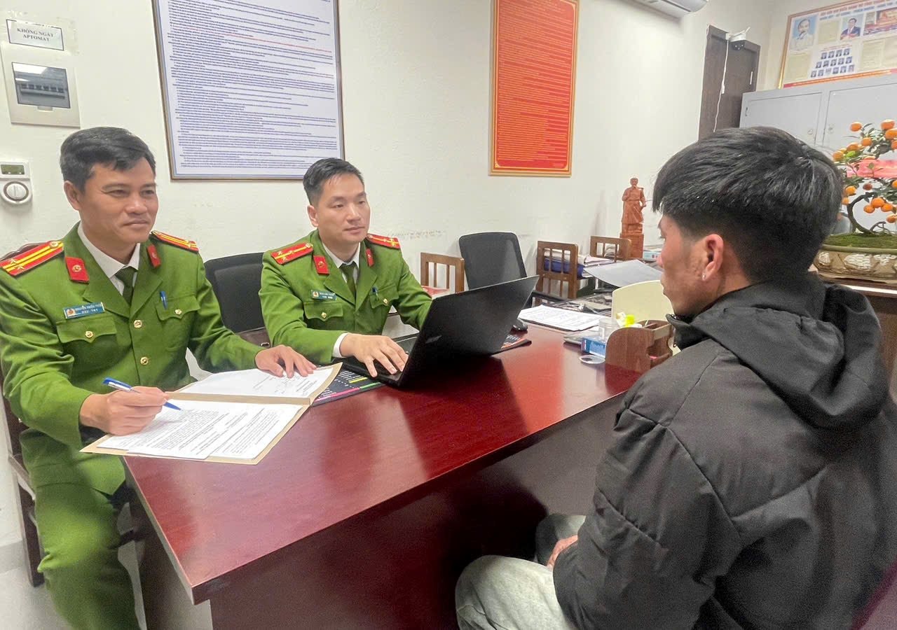 Bắt giữ đối tượng cướp giật điện thoại người đi đường