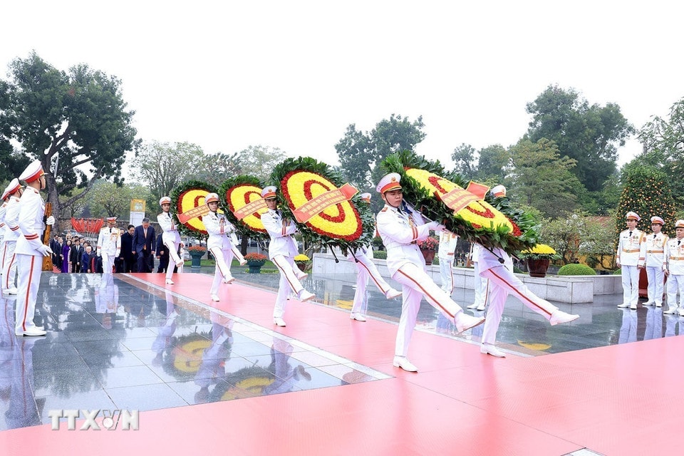 Đoàn đại biểu Ban Chấp hành Trung ương Đảng, Chủ tịch nước, Quốc hội, Chính phủ, Ủy ban Trung ương Mặt trận Tổ quốc Việt Nam, Quân ủy Trung ương-Bộ Quốc phòng), Đảng ủy Công an Trung ương - Bộ Công an và Thành phố Hà Nội đến đặt vòng hoa tại Đài Tưởng niệm các Anh hùng liệt sỹ trên đường Bắc Sơn, nhân dịp Tết Nguyên đán Bính Ngọ năm 2026. (Ảnh: Tuấn Anh/TTXVN)