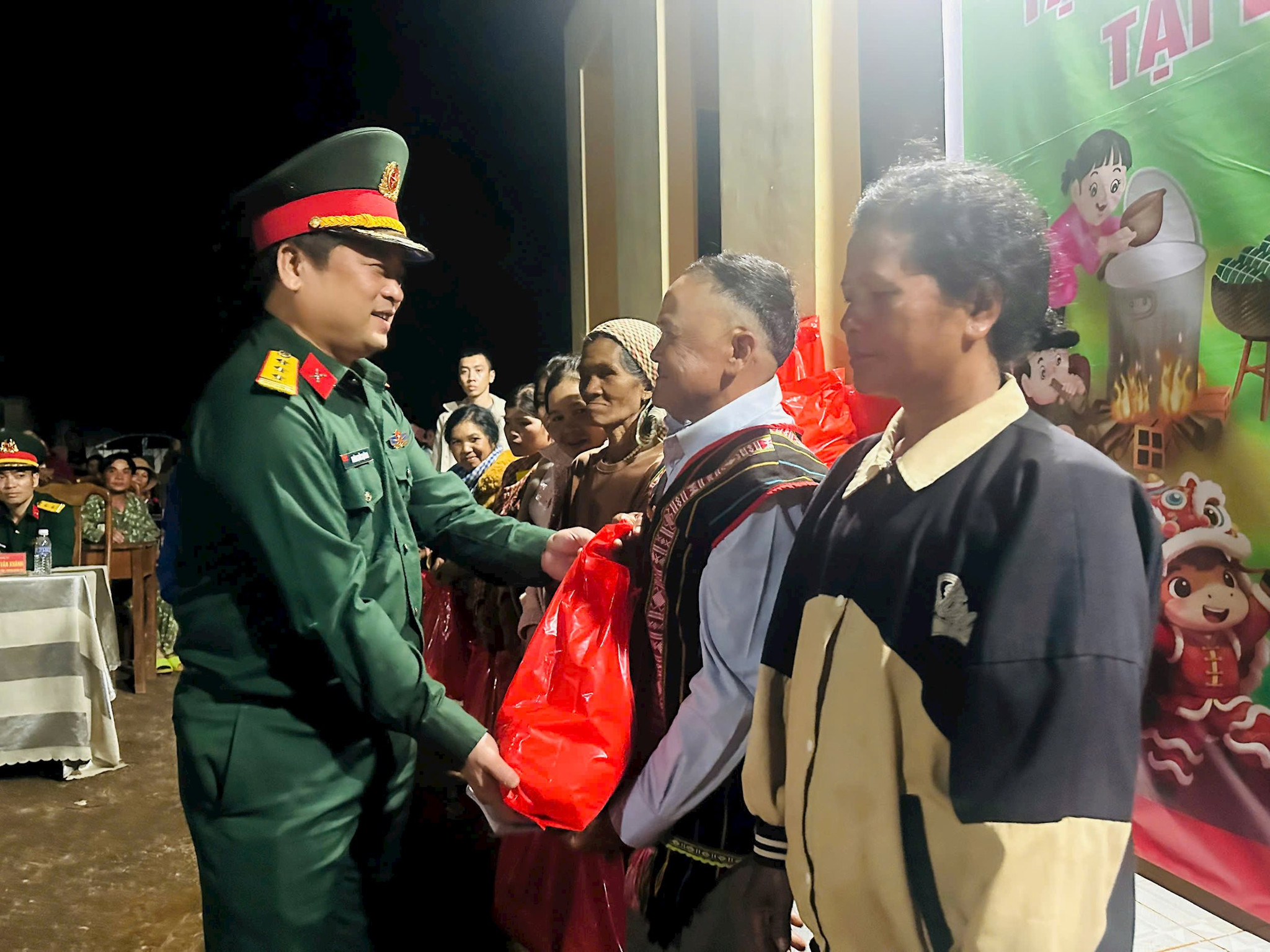 thuong-ta-phung-duc-quynh-truong-ban-to-chuc-phong-chinh-tri-binh-doan-trao-qua-tang-nguoi-dan.jpg