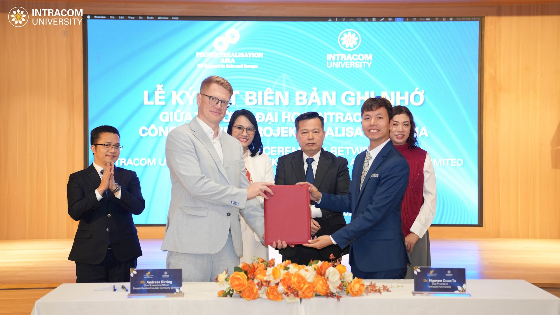 ts.-nguyen-quoc-tu-pho-hieu-truong-truong-dai-hoc-intracom-va-ong-andreas-dirring-ceo-projekt-realisation-asia-ky-ket-bien-ban-ghi-nho-hop-tac-.jpg
