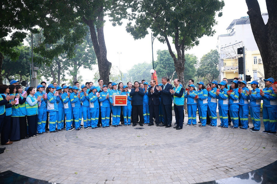 Thủ tướng Phạm Minh Chính thăm, chúc Tết và giao nhiệm vụ cho công nhân vệ sinh môi trường tại Hà Nội. (Ảnh: Dương Giang/TTXVN)