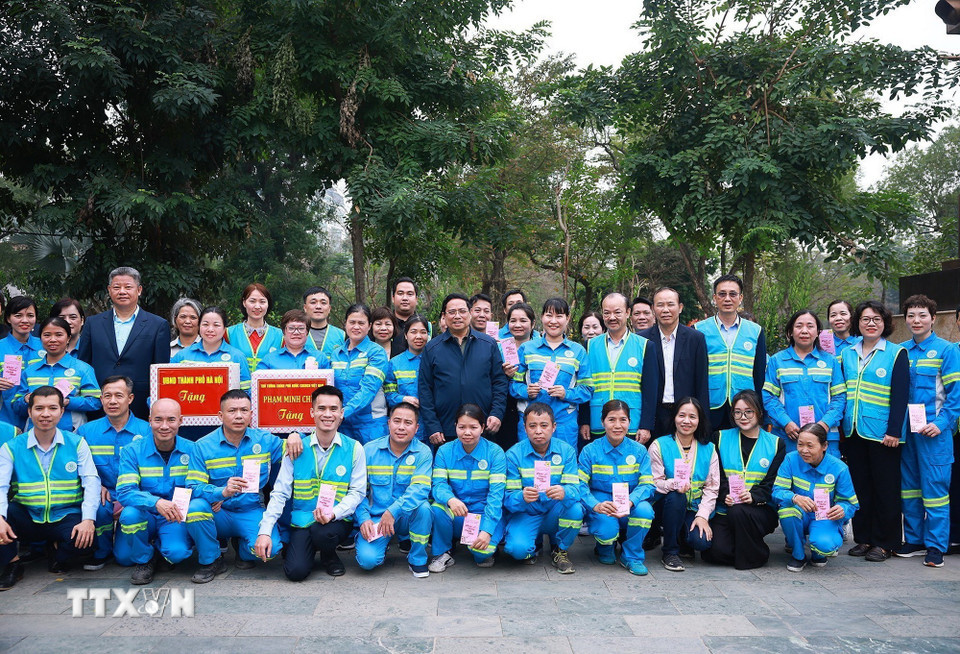 Thủ tướng Phạm Minh Chính thăm, chúc Tết công nhân vệ sinh môi trường tại Hà Nội. (Ảnh: Dương Giang/TTXVN)
