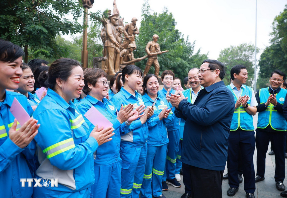 Thủ tướng Phạm Minh Chính thăm, chúc Tết công nhân vệ sinh môi trường tại Hà Nội. (Ảnh: Dương Giang/TTXVN)