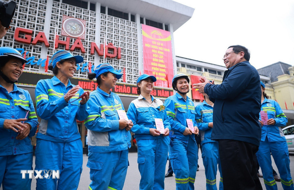 Thủ tướng Phạm Minh Chính thăm, chúc Tết công nhân vệ sinh môi trường tại Hà Nội. (Ảnh: Dương Giang/TTXVN)