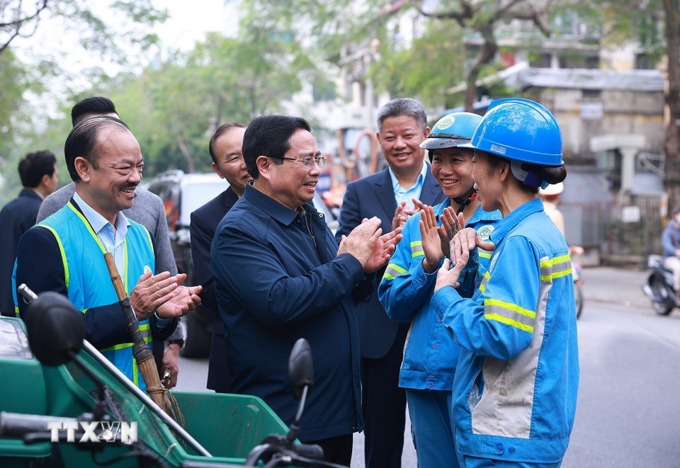 Thủ tướng Phạm Minh Chính thăm, chúc Tết công nhân đang thu gom, vận chuyển, xử lý rác thải khu vực Yên Thế -Nguyễn Thái Học. (Ảnh: Dương Giang/TTXVN)