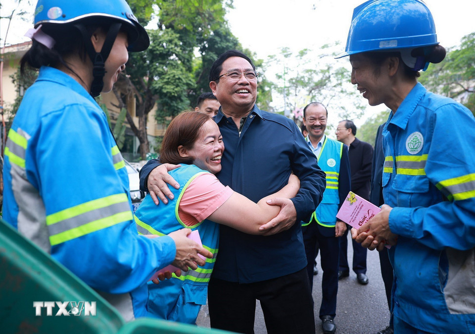 Thủ tướng Phạm Minh Chính thăm, chúc Tết công nhân đang thu gom, vận chuyển, xử lý rác thải khu vực Yên Thế -Nguyễn Thái Học. (Ảnh: Dương Giang/TTXVN)
