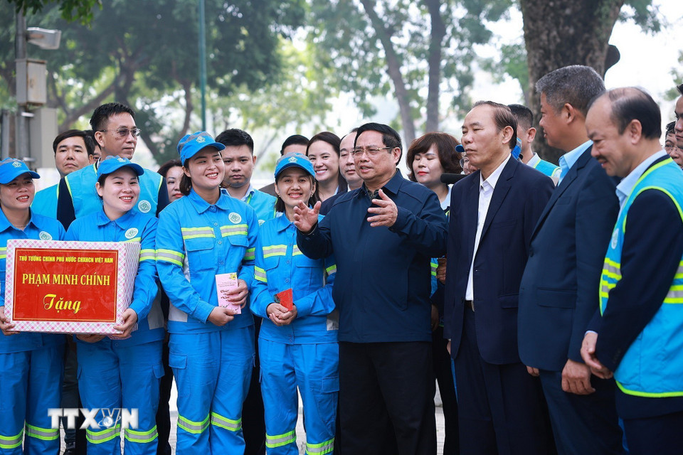Thủ tướng Phạm Minh Chính thăm, chúc Tết và giao nhiệm vụ cho công nhân vệ sinh môi trường tại Hà Nội. (Ảnh: Dương Giang/TTXVN)