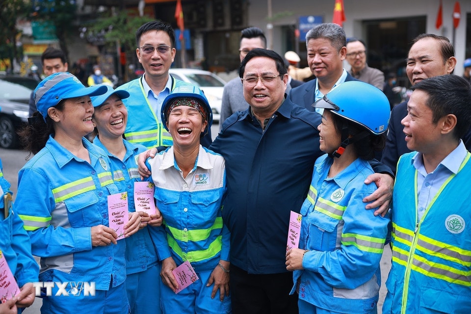 Thủ tướng Phạm Minh Chính thăm, chúc Tết công nhân vệ sinh môi trường tại Hà Nội. (Ảnh: Dương Giang/TTXVN)